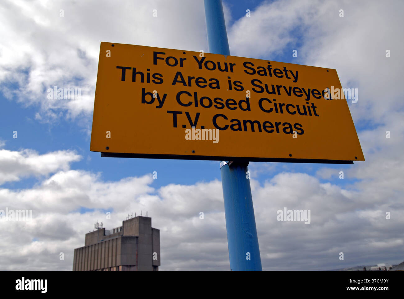 Avviso di sicurezza / segno TVCC in un'area interna della città Foto Stock