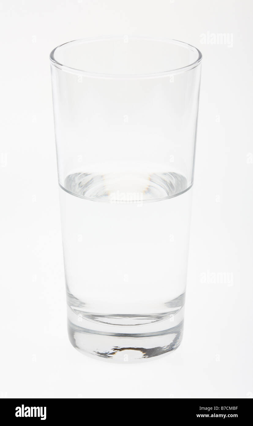 Cancellare bicchiere mezzo vuoto pieno di acqua su sfondo bianco Foto Stock