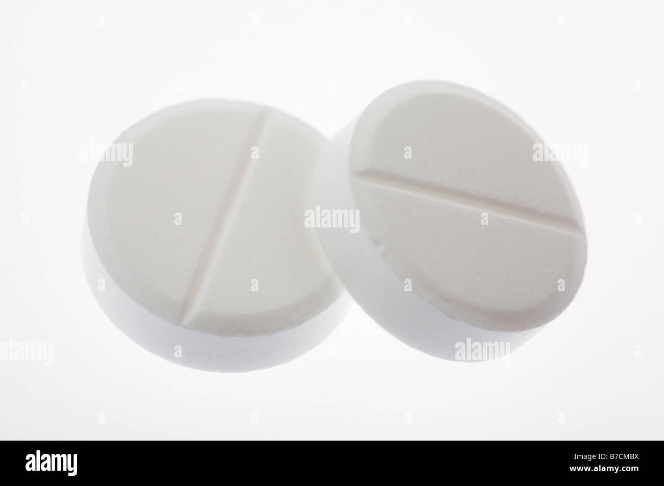 Due compresse di paracetamolo isolati su sfondo bianco Foto Stock