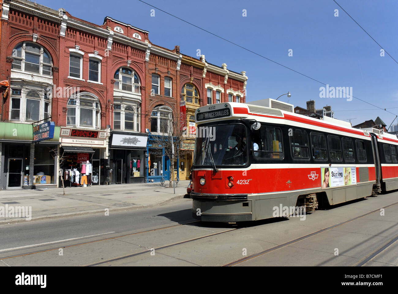 Toronto tram e il Victorian edifici commerciali Foto Stock