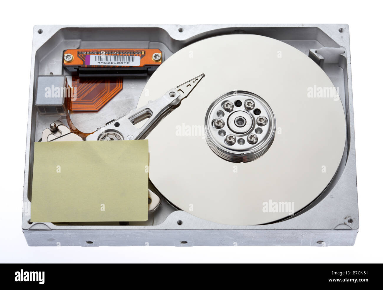 Aprire il computer il disco rigido con un fustellato sticky postit nota allegata su sfondo bianco Foto Stock