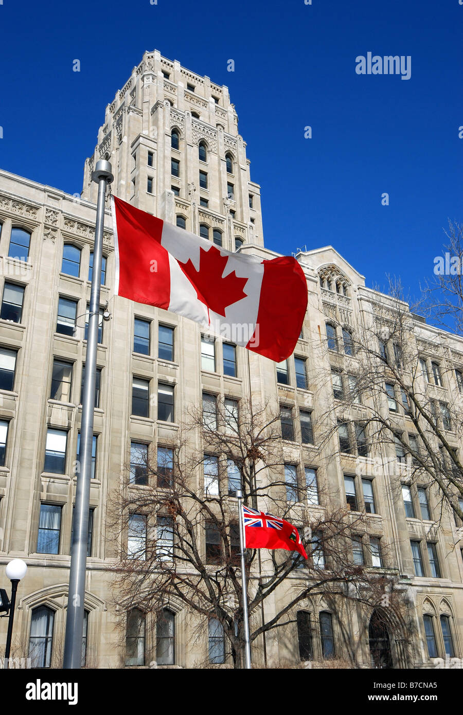 Bandiera canadese e palazzo del governo Foto Stock