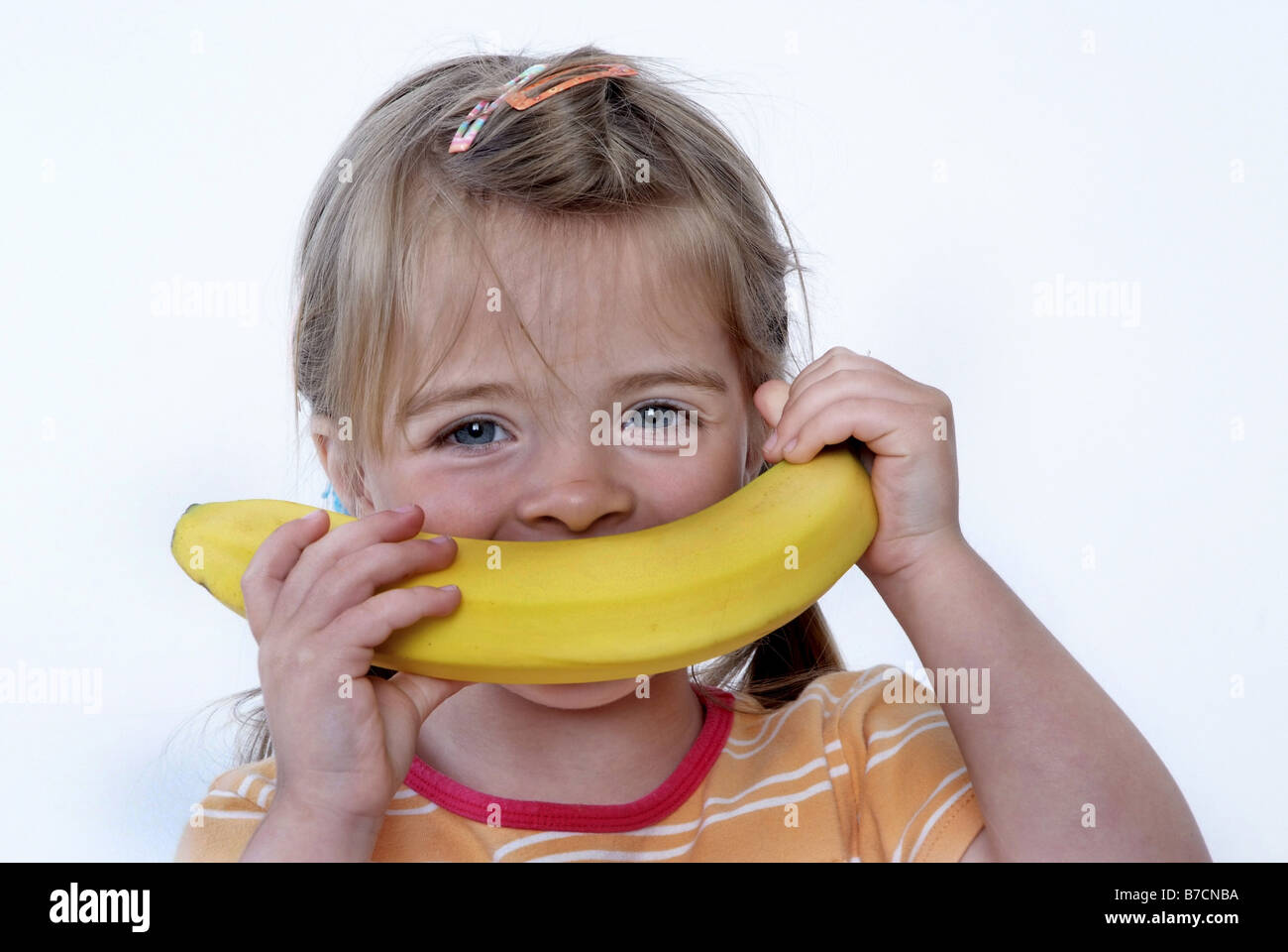 Piccola ragazza con banana Foto Stock