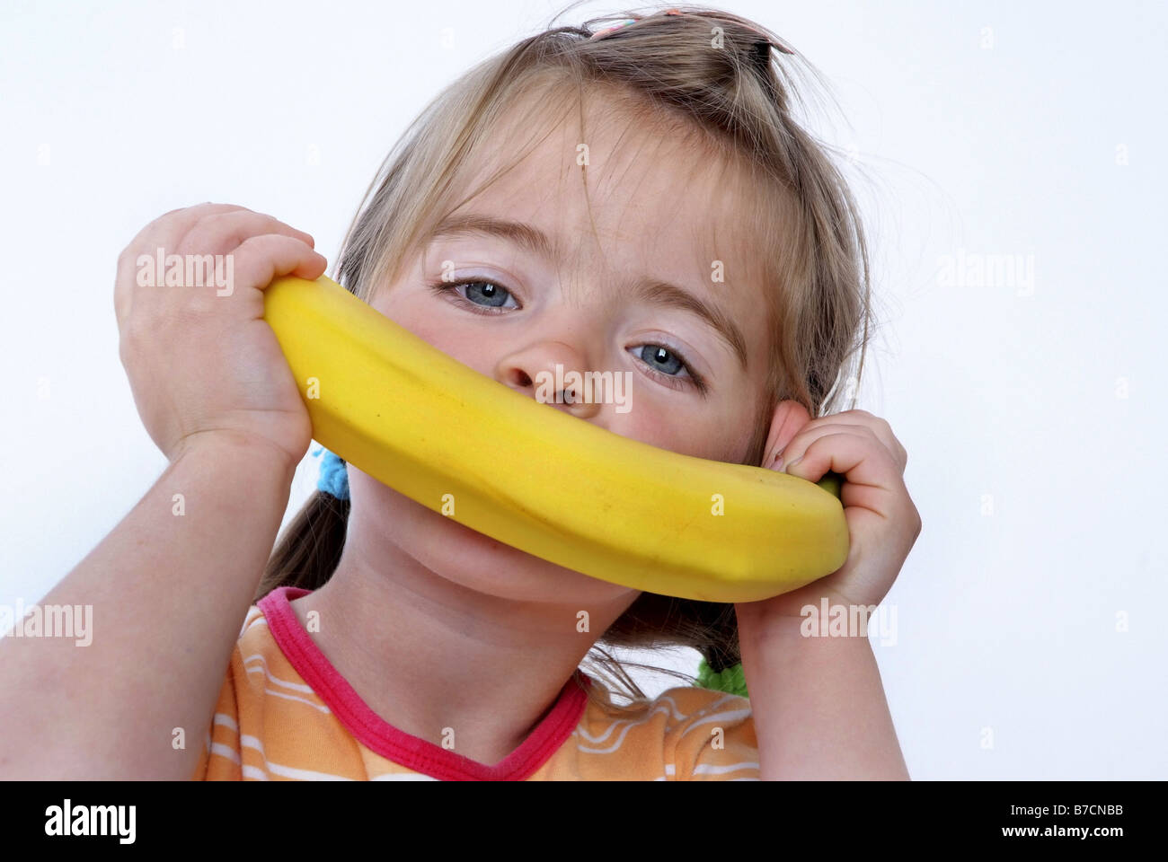 Piccola ragazza con banana Foto Stock
