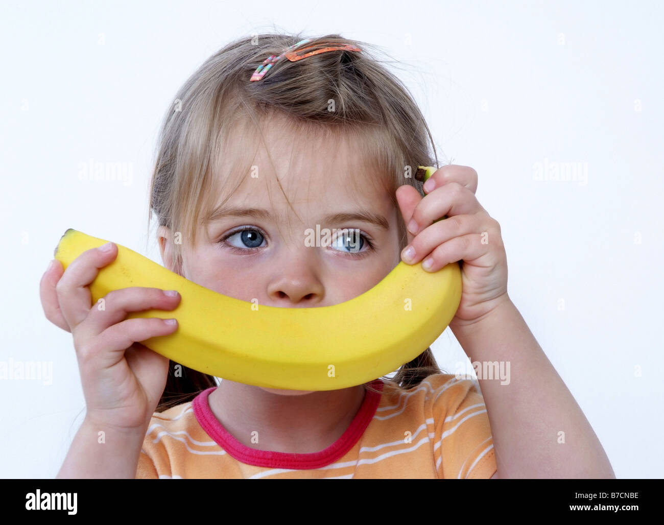 Piccola ragazza con banana Foto Stock