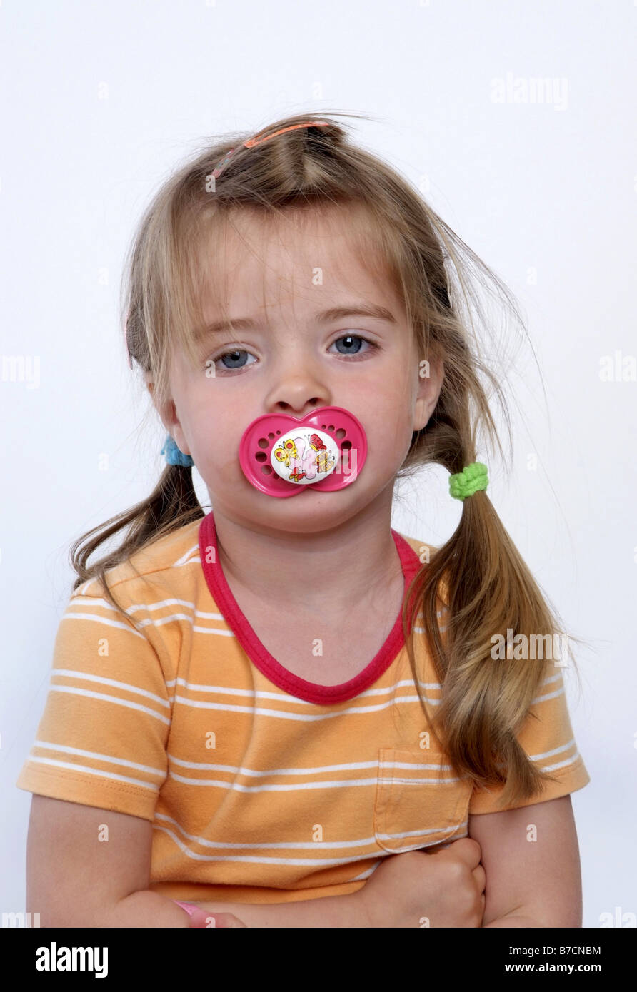 Piccola ragazza bionda con piumino Foto Stock