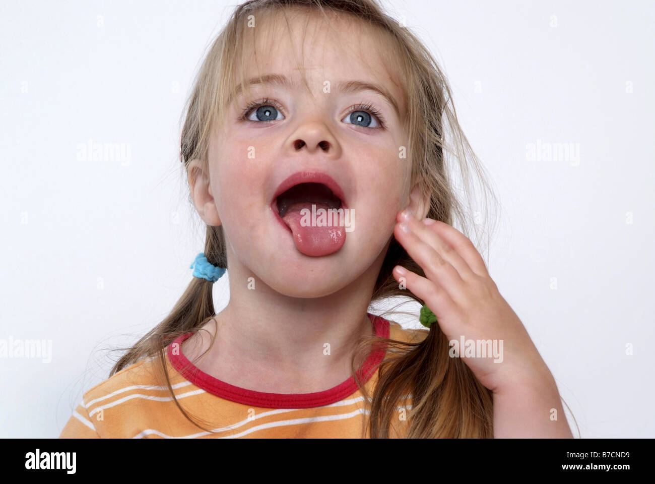 Piccola ragazza bionda rendendo volti Foto Stock