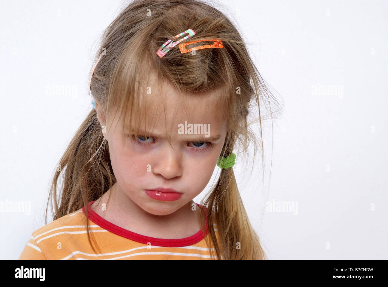 Moody piccola ragazza bionda Foto Stock