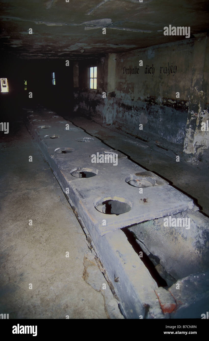 Servizi igienici baracca nel campo di concentramento di Auschwitz II - Birkenau. Ogni prisinor aveva 20 secondi ogni giorno da spendere per il wc., P Foto Stock