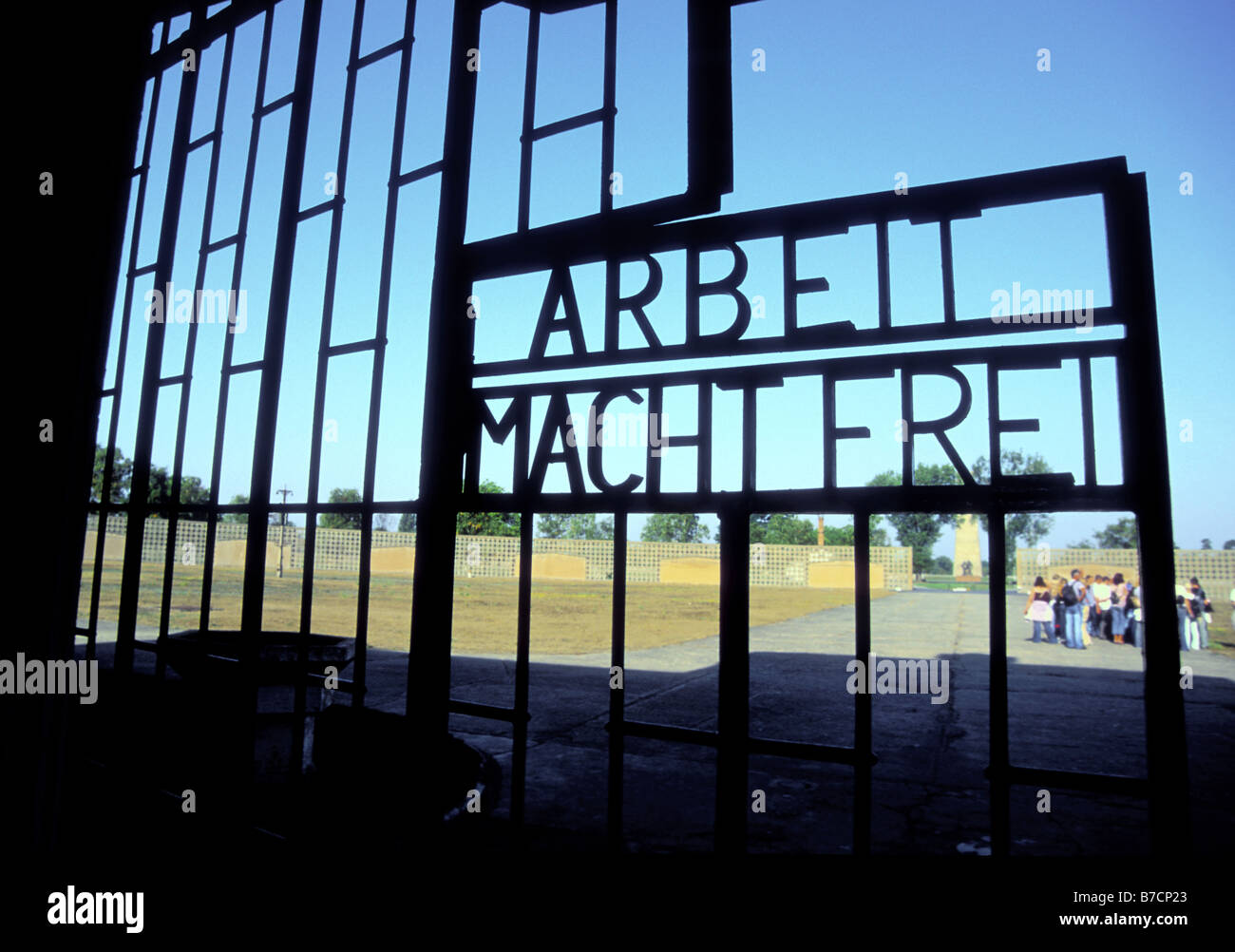 "Arbeit macht frei" dice il cancello principale al campo di concentramento di Sachsenhausen, Germania, Sachsenhausen Foto Stock