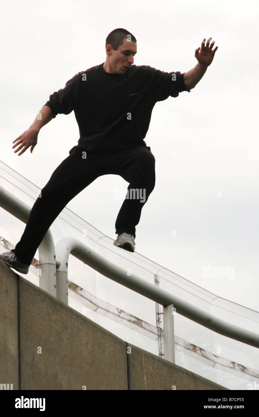 Parkour atleta in un audace salto oltre gli ostacoli, Austria, Vienna, Donauinsel Foto Stock