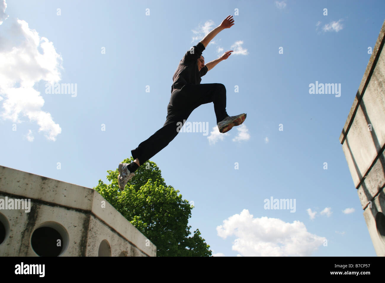 Parkour atleta in un audace salto oltre gli ostacoli, Austria, Vienna, Donauinsel Foto Stock