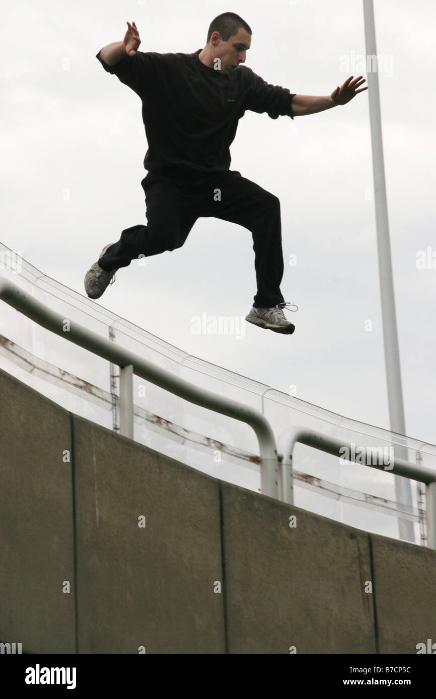 Parkour atleta in un audace salto oltre gli ostacoli, Austria, Vienna, Donauinsel Foto Stock