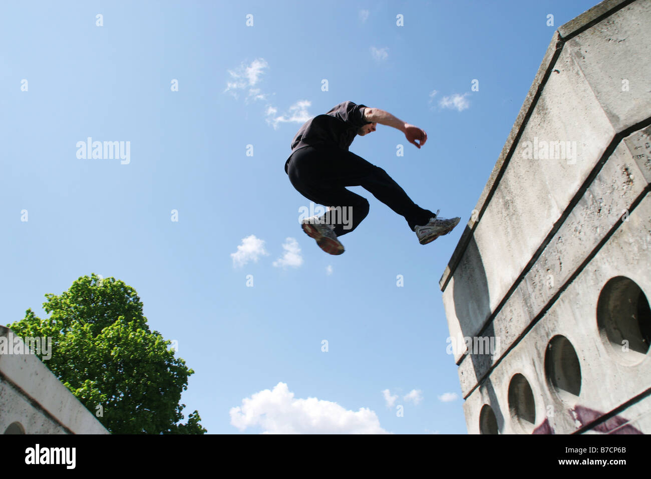 Parkour atleta in un audace salto oltre gli ostacoli, Austria, Vienna, Donauinsel Foto Stock