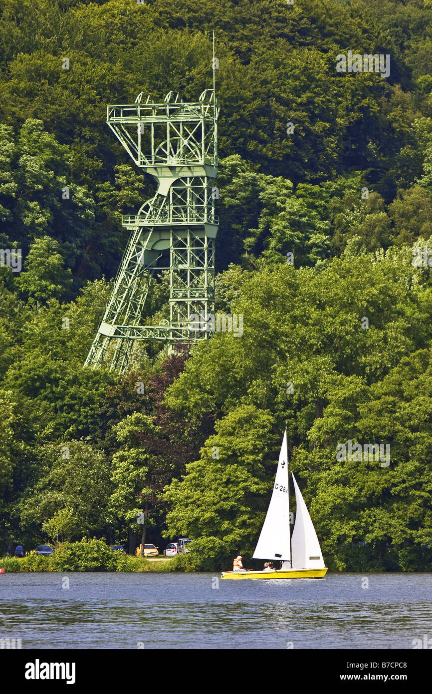 Una barca a vela sul lago Baldeney con il copricapo dell'ex miniera di carbone Carl Funke, in Germania, in Renania settentrionale-Vestfalia, Ruhr Foto Stock