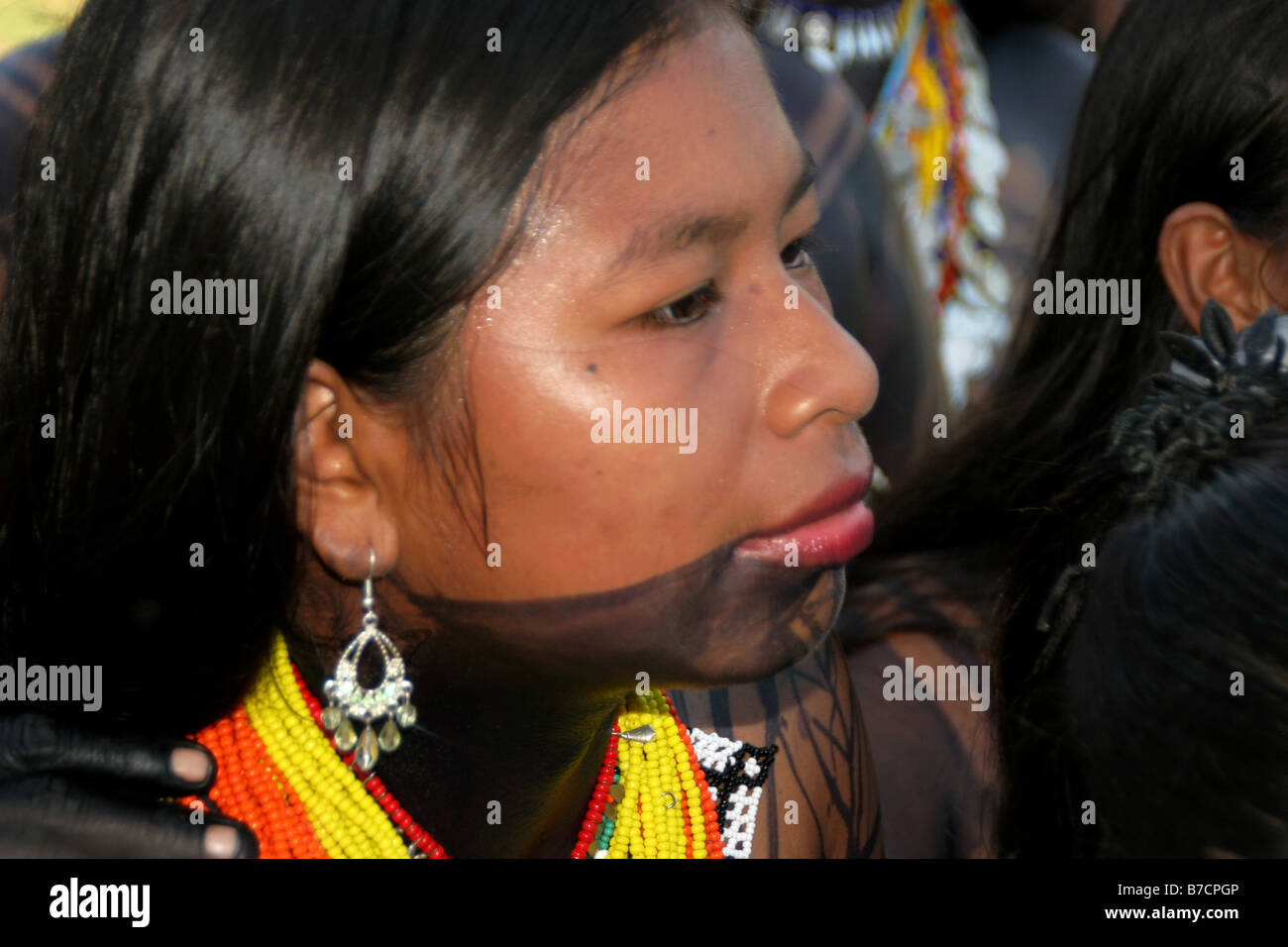 Embera donna indiana con il volto dipinto di jagua inchiostro in Pavarando sul fiume Sambu, Panama, Darien, Pavarando Foto Stock