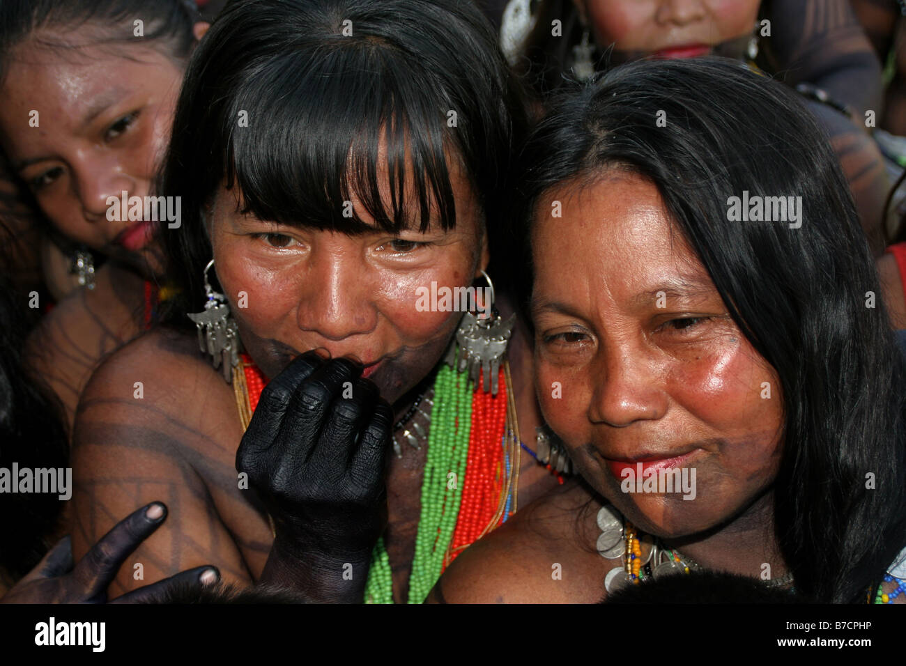 Embera le donne indiane con il volto dipinto di jagua inchiostro in Pavarando presso il fiume Sambu, Panama, Darien, Pavarando Foto Stock