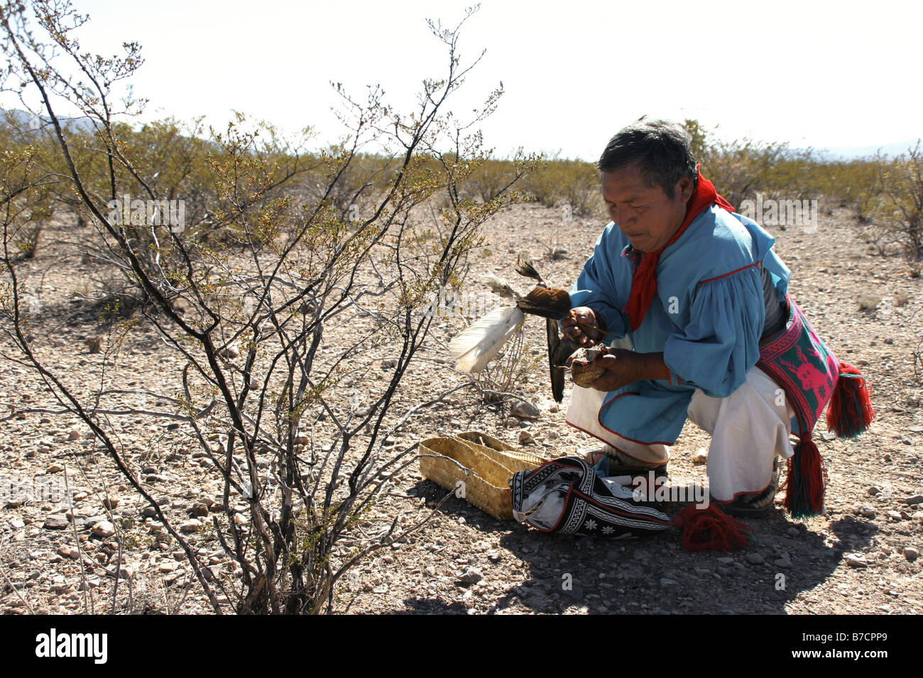 Sciamano della Huicholes in cerca di peyote nel deserto di Real de Catorce, Messico, San Luis Potosi, Real de Catorce Foto Stock