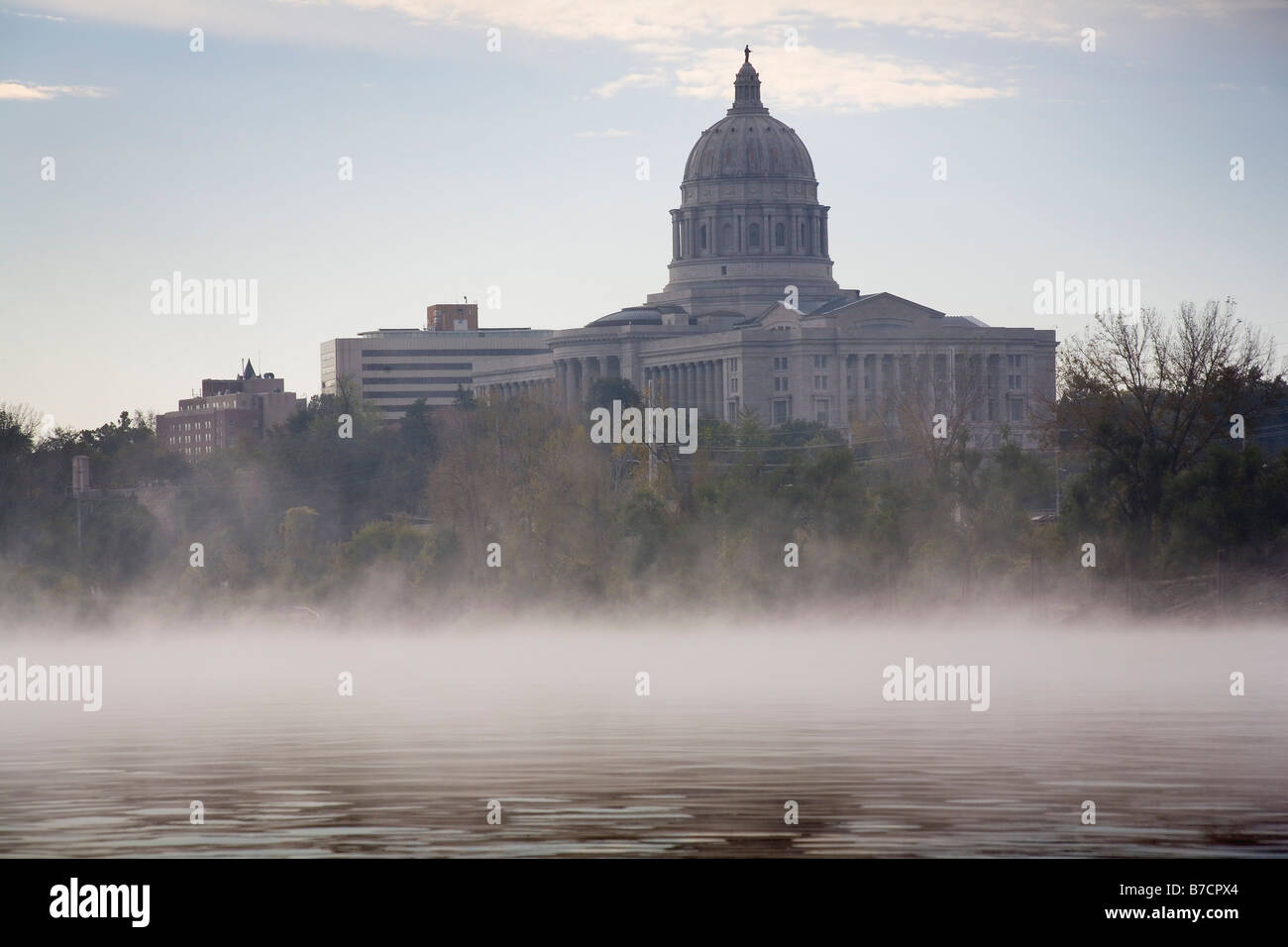 Missouri Capitol e nebbioso Fiume Missouri Foto Stock