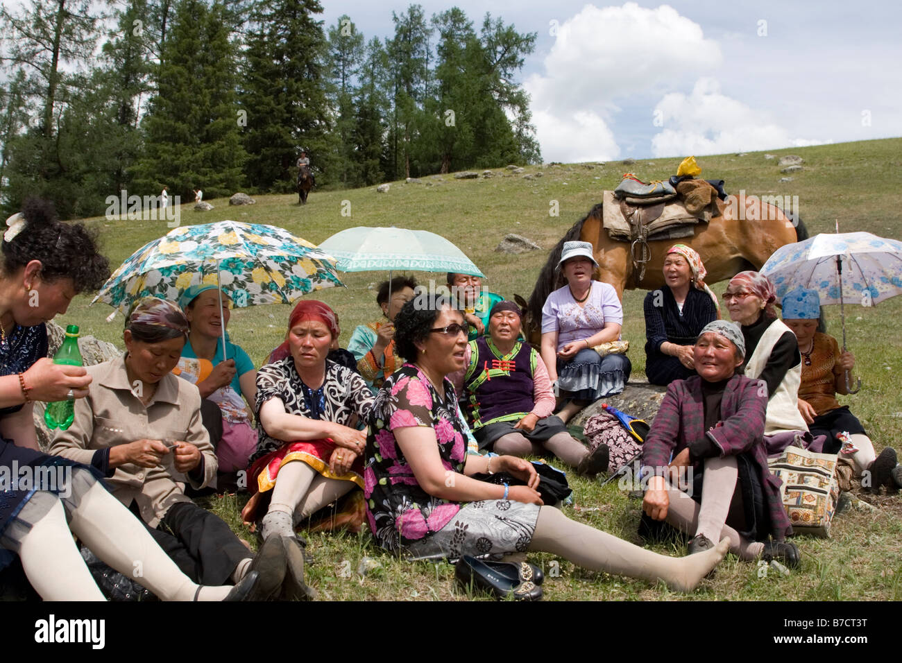Il mongolo e il kazako donne cantando in mongolo festival annuale chiamato Ao Bao Jie Foto Stock