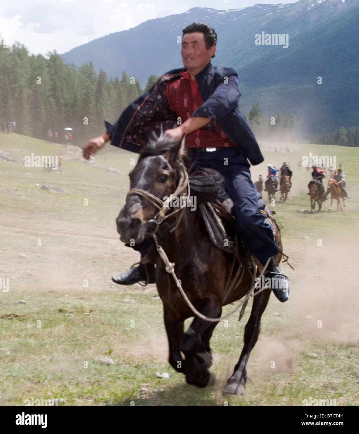 Corse di cavalli durante il mongolo concorso annuale chiamato Ao Bao Jie. Foto Stock