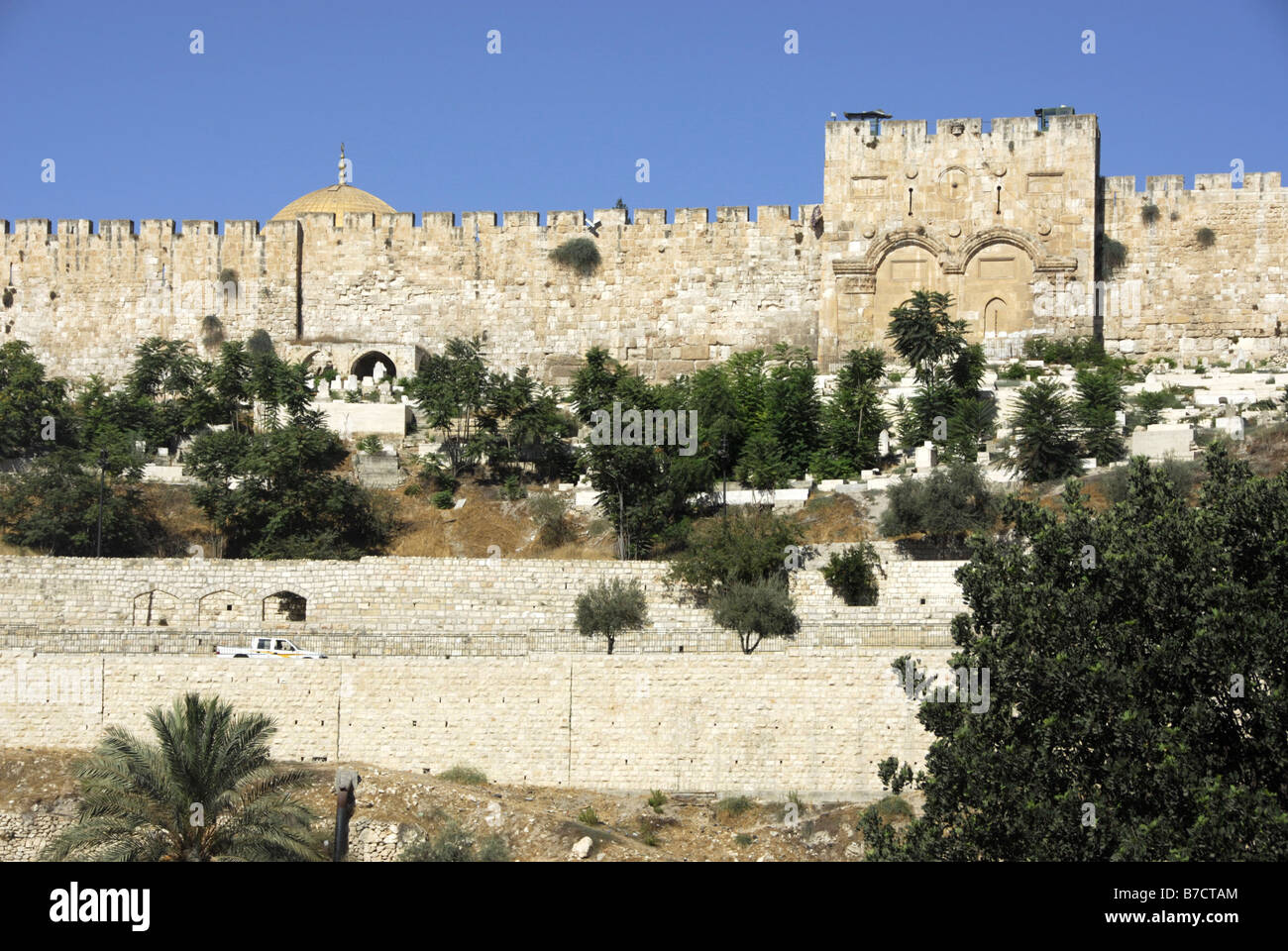 Mura della Città Vecchia di Gerusalemme, Israele - Sealed Golden Gate Foto Stock