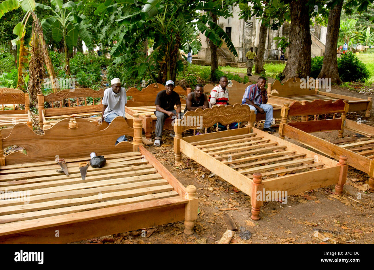 Carpentieri rendendo i letti in legno Foto Stock