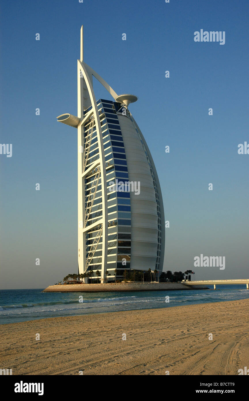 Vista del 'sail-shaped ' Burj Al Arab Hotel e Spiaggia di Jumeirah, Dubai,  Emirati Arabi Uniti, Medio Oriente Foto stock - Alamy