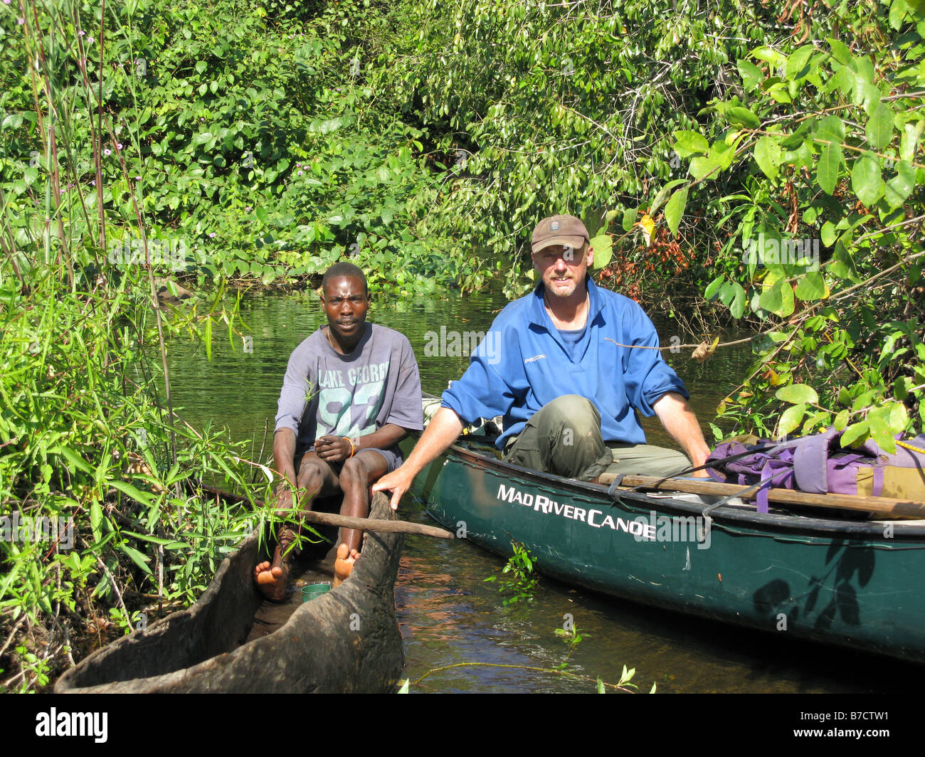Phil Harwood con il suo pescatore Congolese guida su percorso attraverso i canali della giungla sul fiume Luapula Repubblica Democratica del Congo Foto Stock