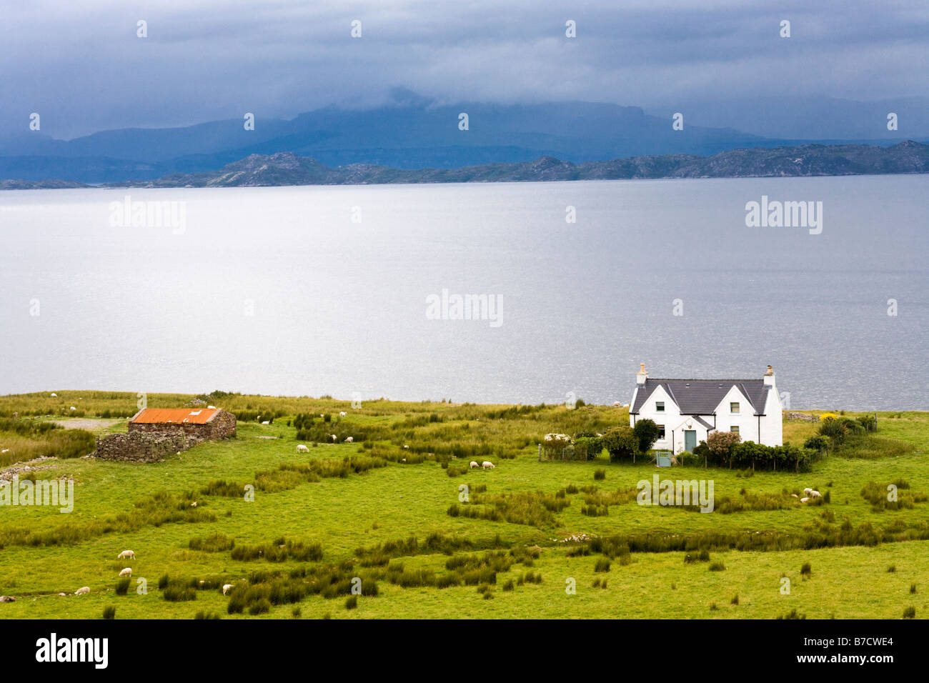 Un cottage sulle rive del suono interno alla ricerca di fronte a Rona, vicino Lonbain, Wester Ross, Highland, Scozia Foto Stock