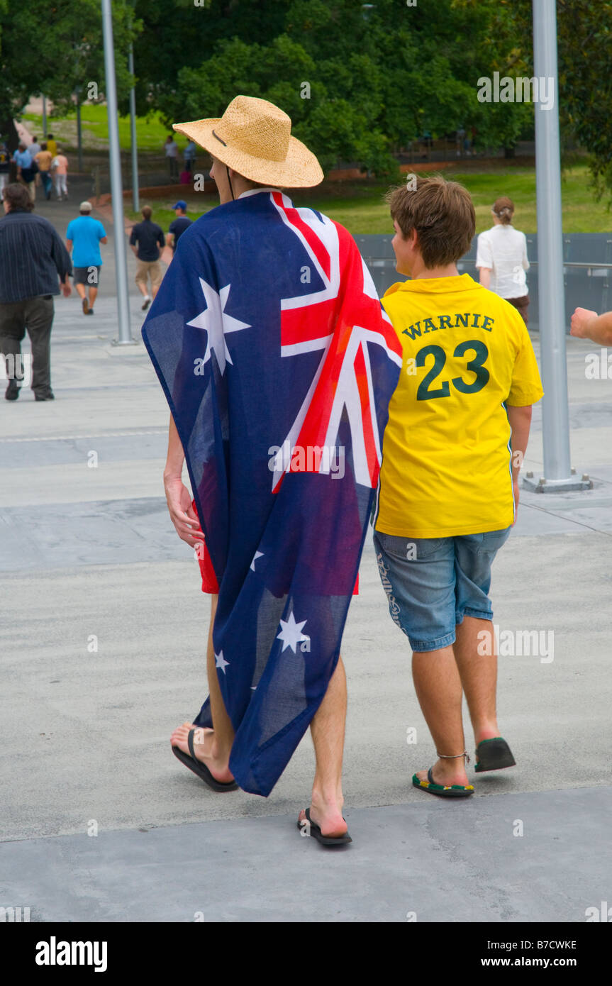 Australian tifosi di cricket che arrivano al MCG per la boxe annuale Giornata di test cricket Foto Stock