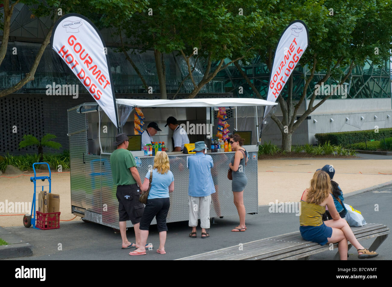 Gourmet hot dog stand sulle rive del Fiume Yarra di Melbourne Australia Foto Stock
