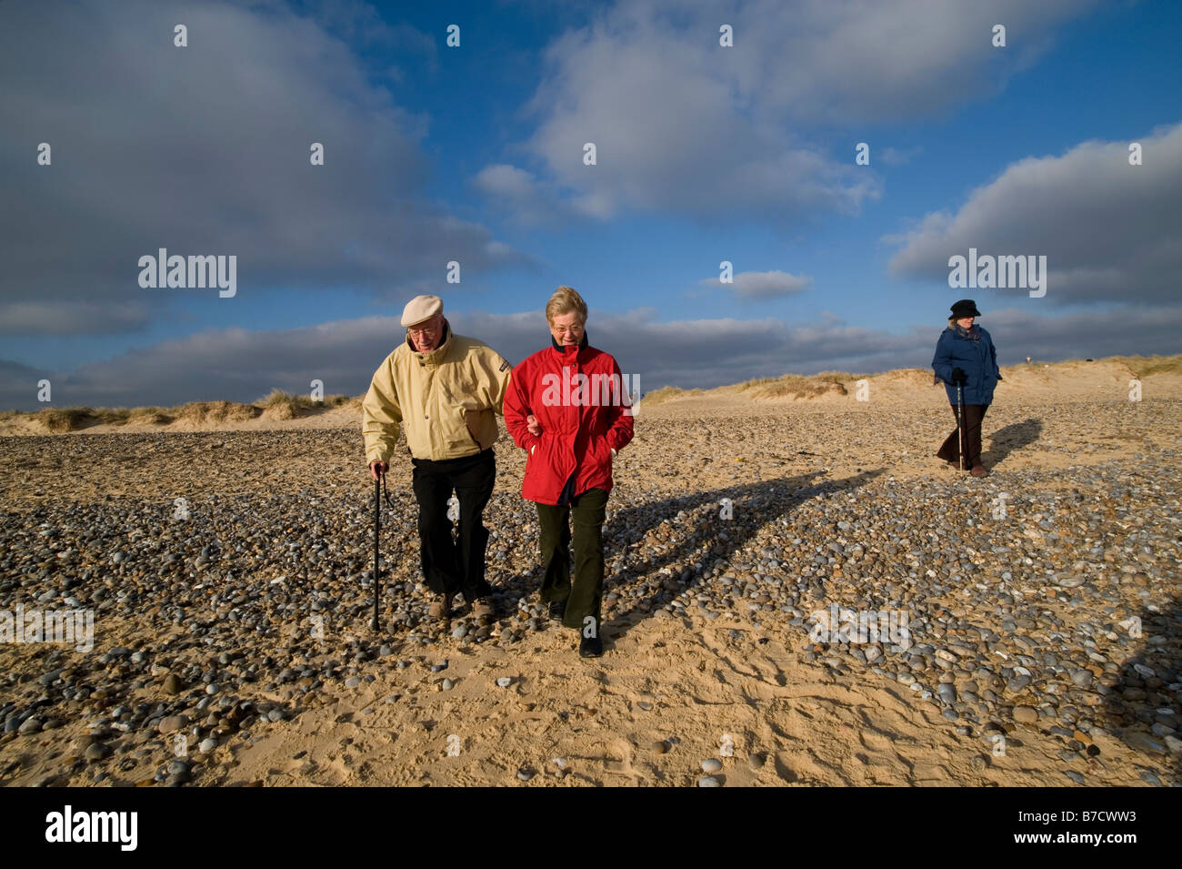 Coppia di anziani di camminare sulla spiaggia Suffolk Bretagna Modello rilasciato 2008 Foto Stock