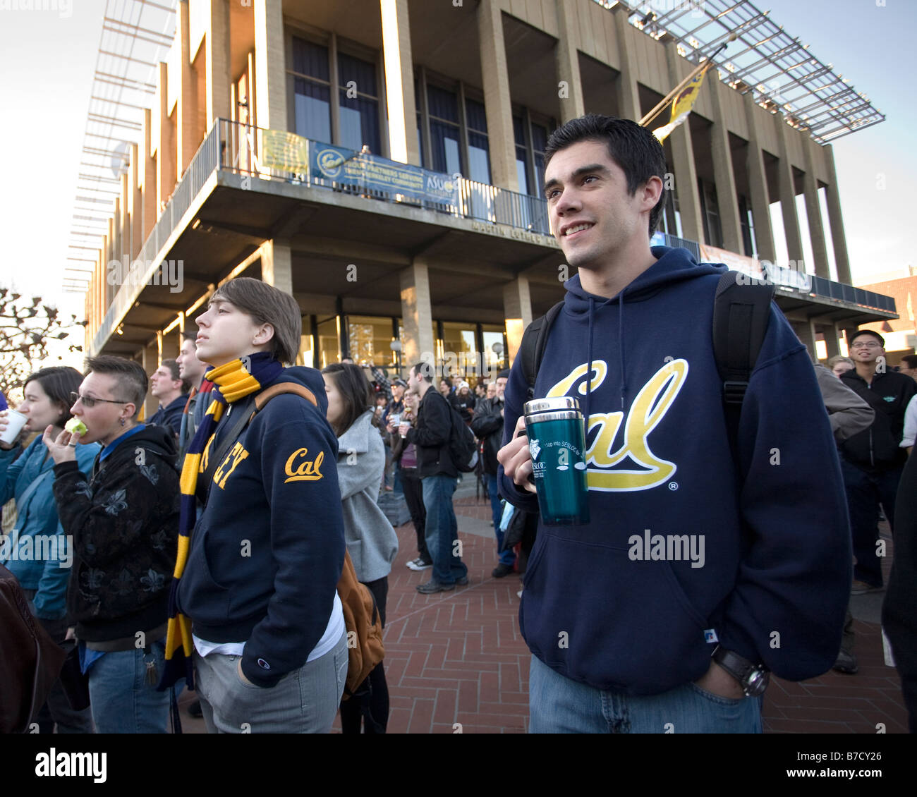Presso la University of California di Berkeley, Cal, studenti guarda Barack Obama inaugurazione sul Jumbotron in Sproul Plaza. Foto Stock