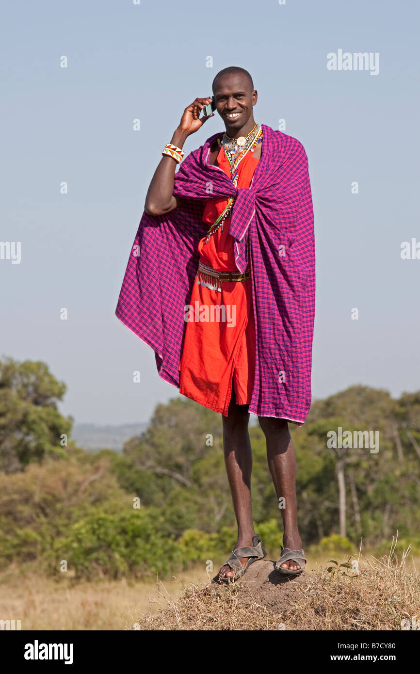 Tall Masai uomo guida della fauna selvatica in piedi termite hill Mara riserva nord Kenya Foto Stock