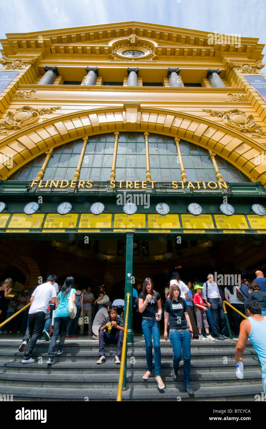 La Flinders Street Stazione ferroviaria in Melbourne Victoria Australia Foto Stock