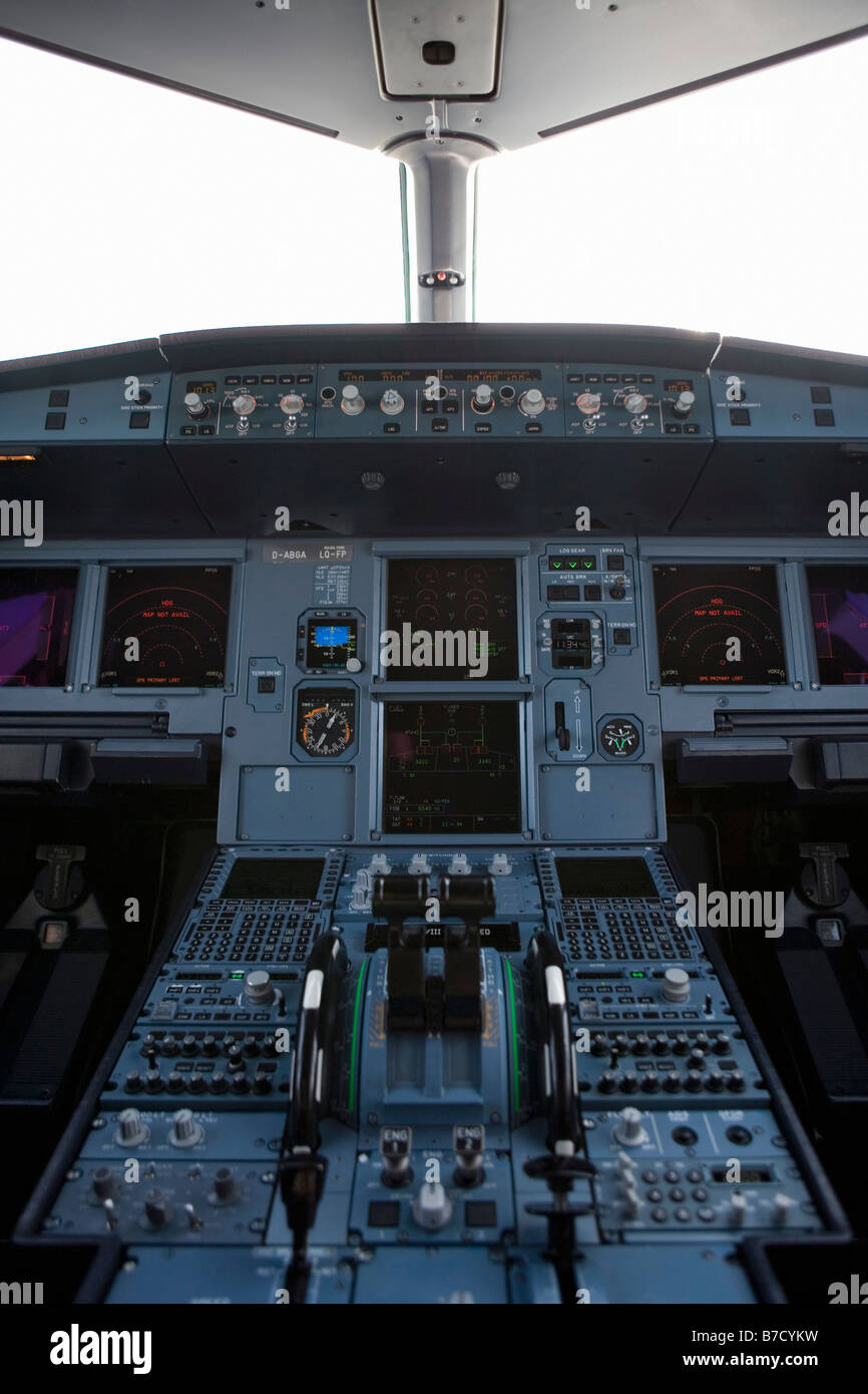 La cabina di pilotaggio di un aereo commerciale Foto Stock