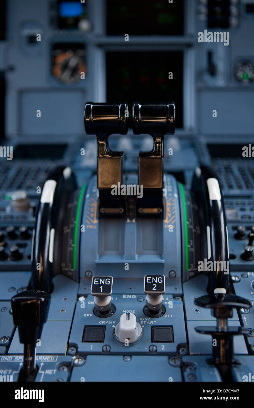 Il pannello di controllo di un aereo commerciale Foto Stock