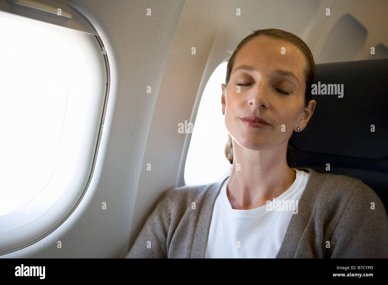 Una donna che dorme su un piano Foto Stock
