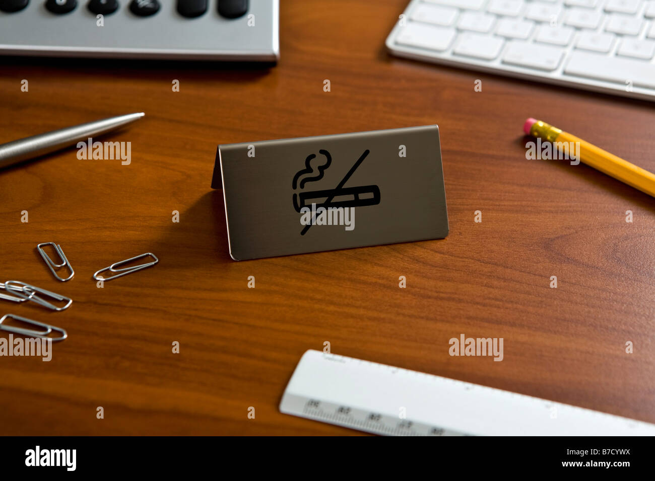 Vietato fumare su una scrivania in ufficio Foto Stock