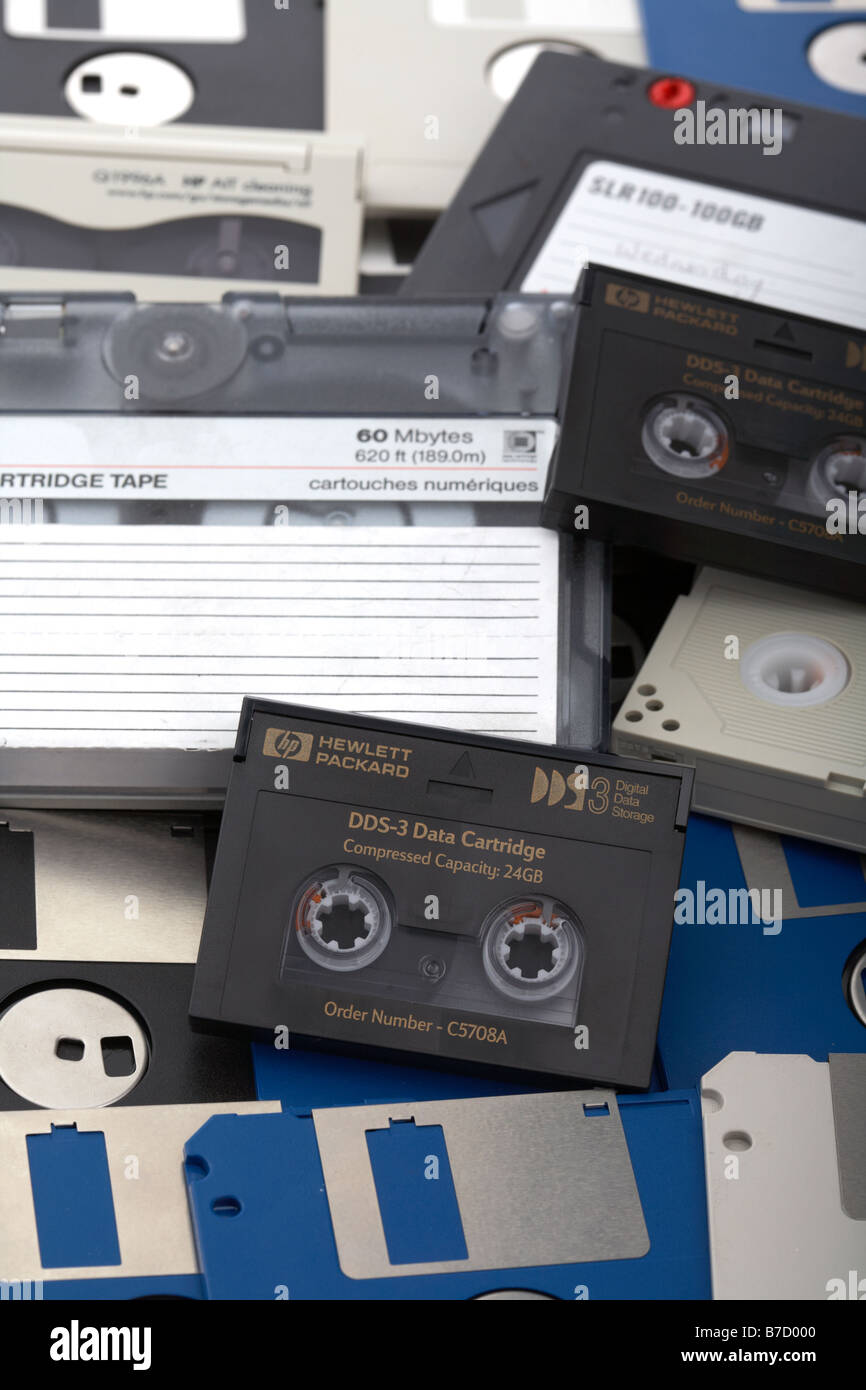 Pila di vecchio stile misto di supporti magnetici cartuccia nastro dat dds nastri e dischi floppy Foto Stock
