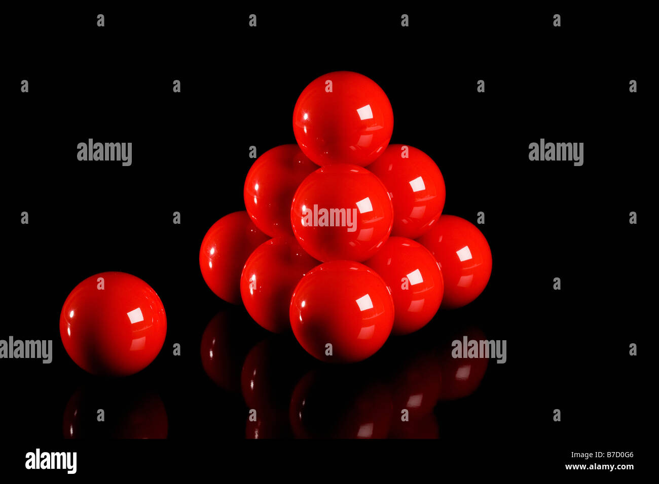 Palle da biliardo disposte in una forma a piramide con uno di fianco Foto Stock