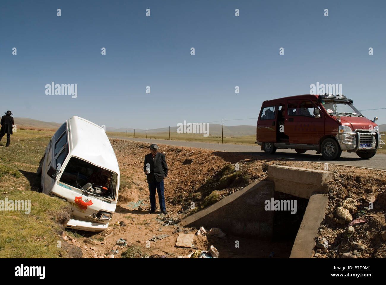 Auto rottamata dopo un incidente sul Plateau tibetano. Foto Stock