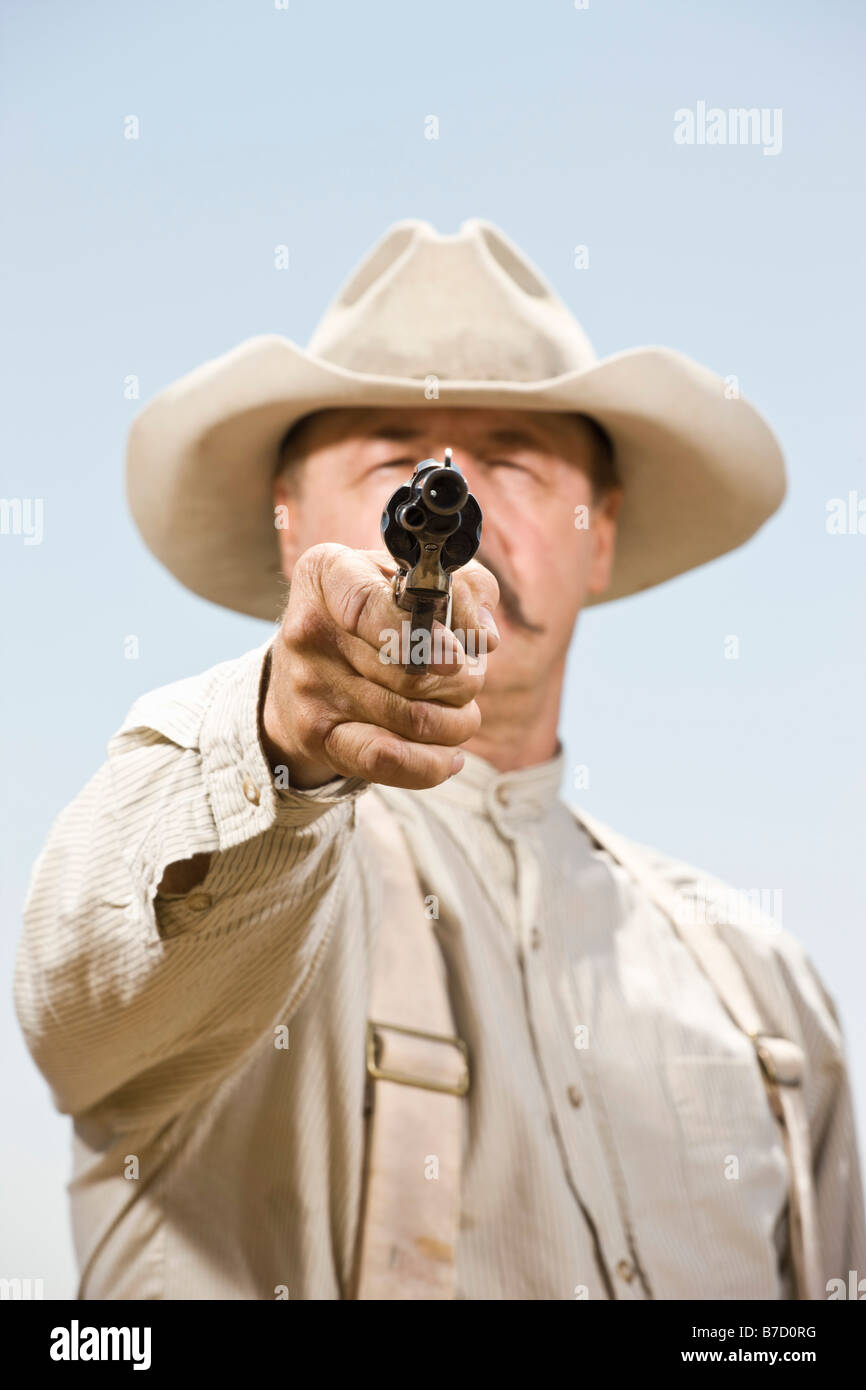 Close up di un cowboy puntando la sua pistola Foto Stock