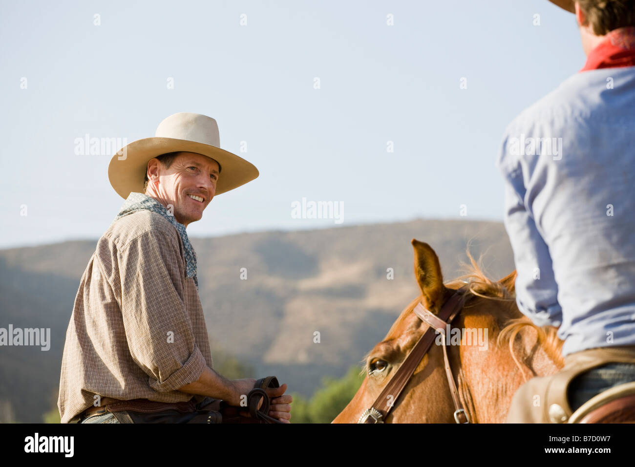 Due cowboy a cavallo Foto Stock