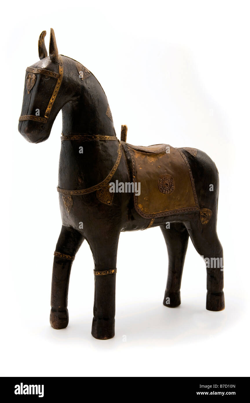 Legno vecchio cavallo giocattolo su sfondo bianco Foto stock - Alamy