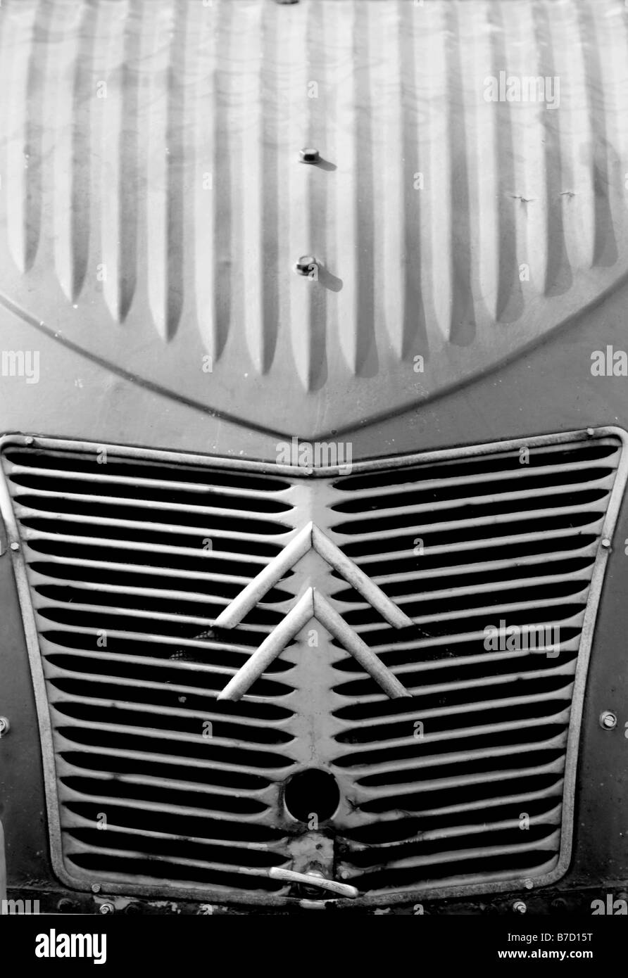 Grill e il cofano del motore di un'annata Citroen auto 2CV. Foto Stock