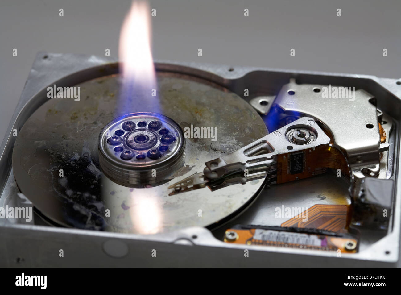 Il blu e il giallo fiamme venuta fuori una masterizzazione aprire unità disco rigido del computer Foto Stock