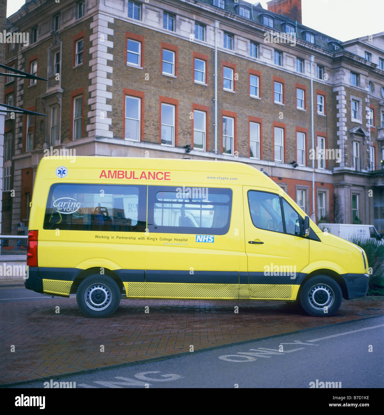 NHS ambulanza parcheggiata al Kings College Hospital di Camberwell Sud Londra Inghilterra KATHY DEWITT Foto Stock