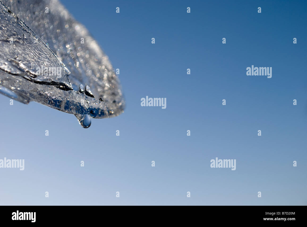 La formazione di ghiaccio nei confronti di un luminoso cielo blu Foto Stock